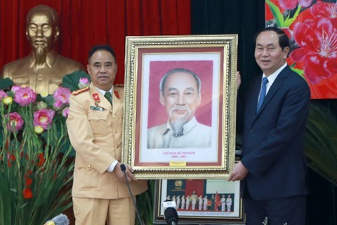 Chủ tịch nước Trần Đại Quang yêu cầu Phòng Cảnh sát Giao thông Hà Nội thực hiện hiệu quả các phương án đảm bảo trật tự an toàn giao thông trong dịp Tết Nguyên đán. (Thời sự đêm 26/01/2017)